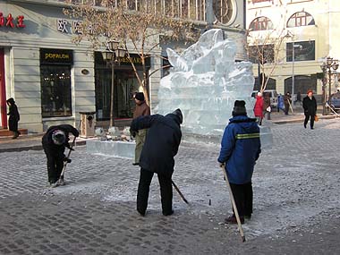 091228ハルピン中央大街氷はがし