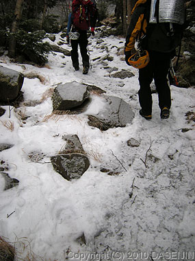 101218赤岳鉱泉へ凍った登山道