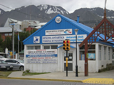 110106フエゴ島・ウスアイア、南極観光案内所