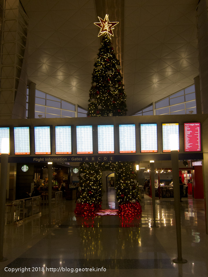171127 ダラス空港のクリスマスツリー