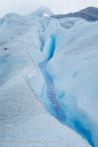 200121　ペリト・モレノ氷河トレック、氷河の小川