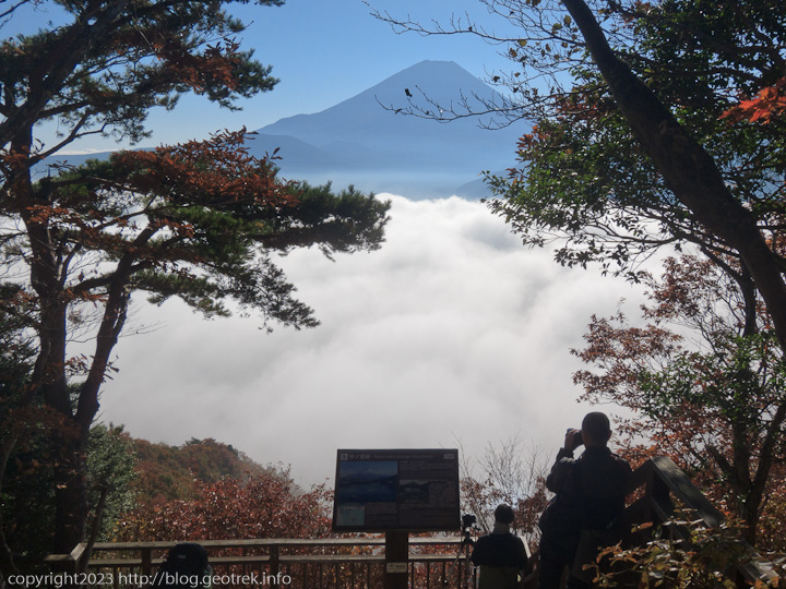 20221112　中ノ倉峠の展望台から富士山