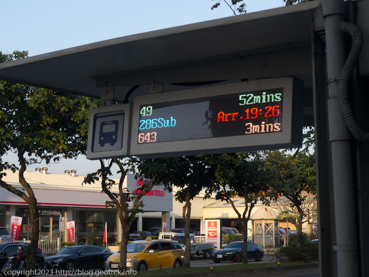 20230211 台北のバス停の電光掲示板