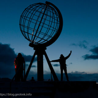 20241227 スカンジナビア・ノールカップのモニュメントで記念撮影