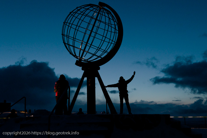 20241227 スカンジナビア・ノールカップのモニュメントで記念撮影