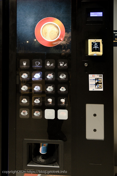 20241227 スカンジナビア・ヒルケネス空港の自動販売機