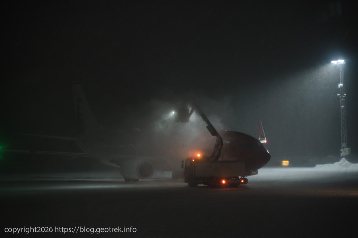 20241227 スカンジナビア・ヒルケネス空港で機体の雪を払っている