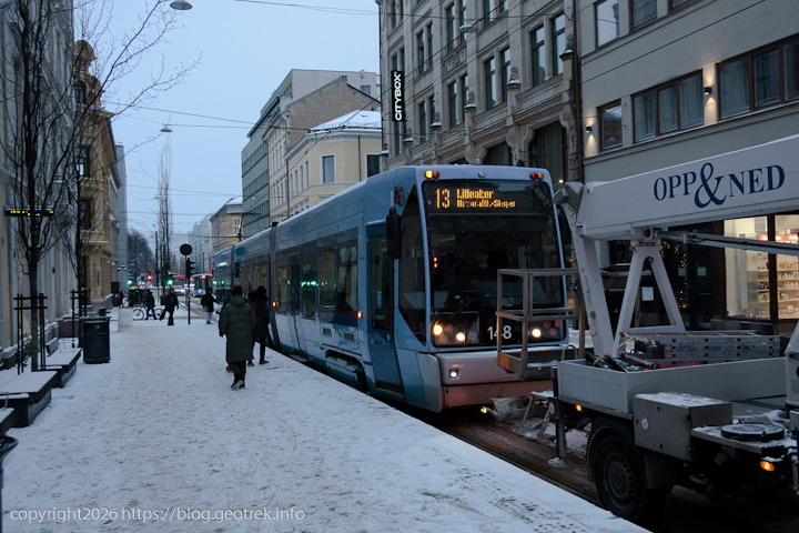 20241227 スカンジナビア・オスロのトラムと自動車