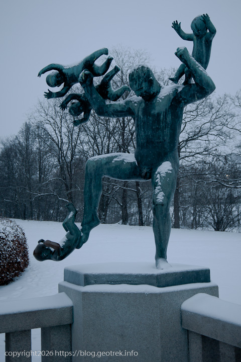 20241227 スカンジナビア・ヴィーゲラン公園の大人と子供の彫像