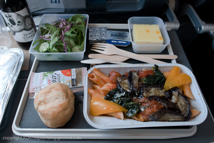 20241227 スカンジナビア・往路機内食1