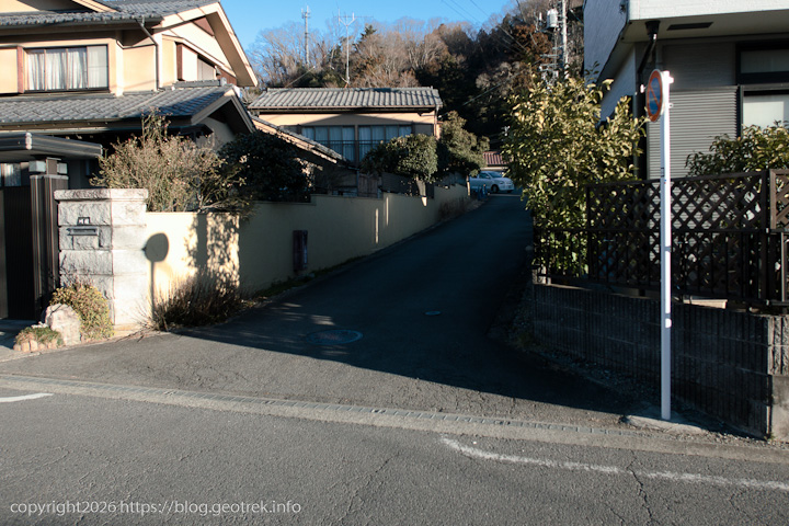 20250208北高尾山稜・登山口へは右折
