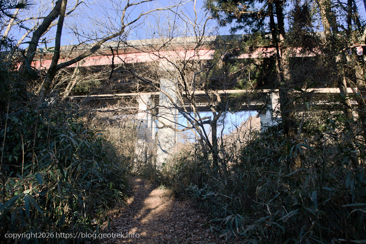 20250208北高尾山稜・中央高速の高架をくぐる