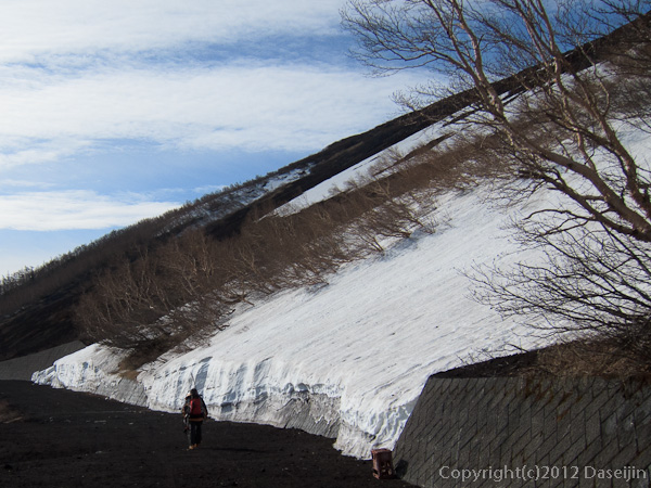 120526富士山・五合目でも雪たっぷり
