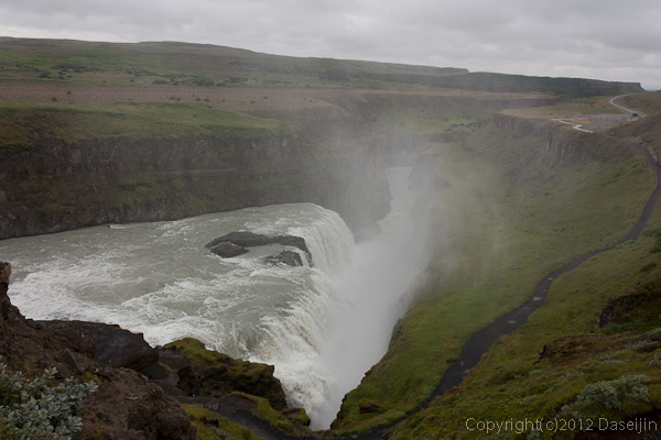 120805アイスランド、グリーンランドの旅・グトルフォス、激しい飛沫