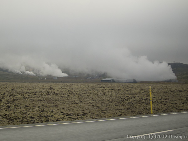 120805アイスランド、グリーンランドの旅・郊外の地熱発電所