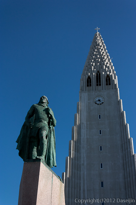 120804アイスランド、グリーンランド・ハトルグリムスキャルキャ教会とレイブル・エイリックソン