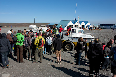 120807アイスランド、グリーンランドの旅・ヨークサゥルロゥン湖の水陸両用車