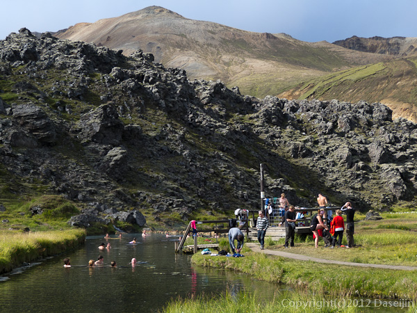 120808アイスランド、グリーンランドの旅・ランドマンナロイガルの湿原の真ん中の露天風呂