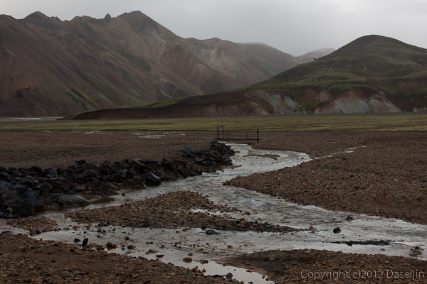 120809アイスランド、グリーンランドの旅・Blahnukurへ小さな橋を渡ります。