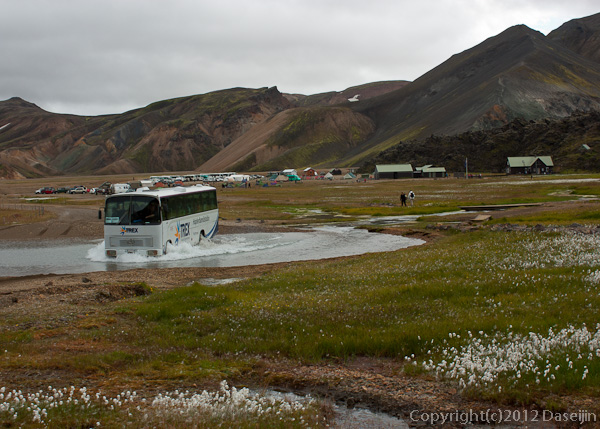 120809アイスランド、グリーンランドの旅・川を渡るバス