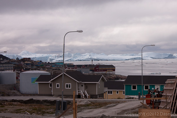 120810アイスランド、グリーンランドの旅・建物より大きな氷山が見える