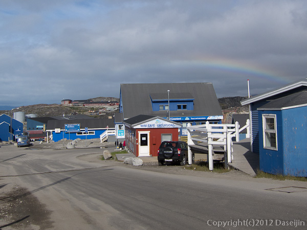 120811アイスランド、グリーンランドの旅・目抜き通りの虹
