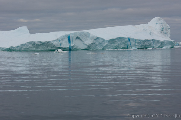 120812アイスランド、グリーンランドの旅・青いクラックの氷山