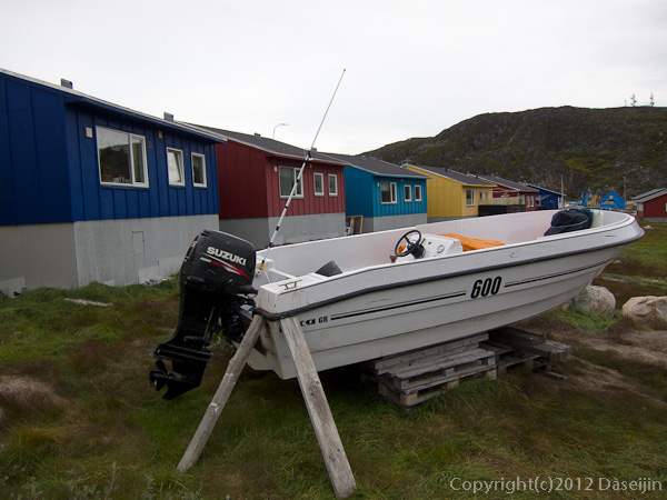 120813アイスランド、グリーンランドの旅・ボートのある家