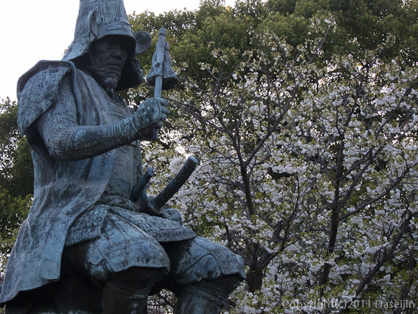 120404熊本・花に囲まれる清正公銅像
