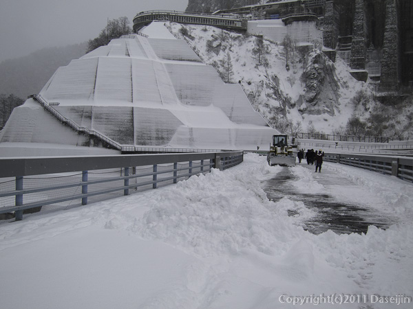 111125立山スキー・黒部ダムの除雪