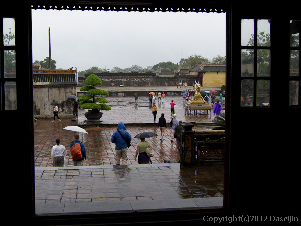 121114ベトナム・フエ太和殿から外を眺める