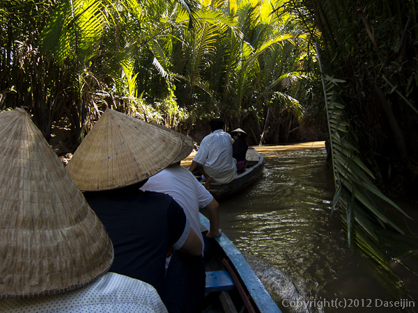 121118ベトナム・手漕ぎ舟で水路を行く